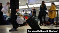 2019年的感恩节假期期间,旅客们在纽约宾夕法尼亚车站的候车区。(2019年11月27日)