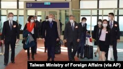 法国国民议会代表团抵达台湾桃园国际机场。(2021年12月15日)