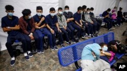 资料照片:无人陪伴的未成年移民在美国移民和边境保护局位于德克萨斯州里奥格兰德河谷的主要拘押设施内的二级处理中心内等候问话。(2021年3月30日)