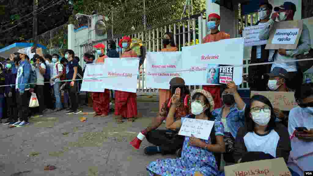 ရန်ကုန်မြို့ ကုလသမဂ္ဂရုံးရှေ့ စစ်အာဏာဆန့်ကျင်ဆန္ဒပြ မြင်ကွင်း။