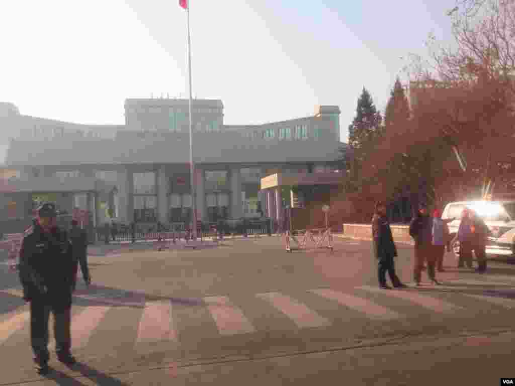 北京一中院前,警方不准市民和记者靠近。 ( 美国之音东方拍摄)
