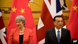 英国首相特蕾莎·梅和中国总理李克强在北京人大会堂出席一个签字仪式。 (2018年1月31日)
