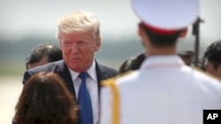 美国总统川普抵达越南岘港国际机场。(2017年11月10日)