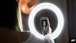 图为康涅狄格州一位TikTok年轻用户正在应用软件上练习对口型(2018年2月28日)