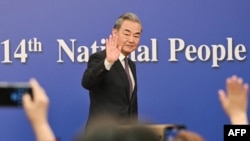 中国外交部长王毅召开全国人大外交主题记者会,针对中美关系、中俄关系等议题做回应。(法新社:2025年3月7日)