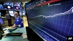 资料- 纽约证交所交易厅显示的2009年以来标普500种股票指数走向 (2018年8月22日)