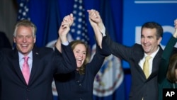 维吉尼亚州当选州长拉尔夫•诺瑟姆(右)和维吉尼亚州长特里·麦卡利夫(左)与他的妻子在费尔法斯克郡庆祝当选胜利。(2017年11月7日)
