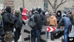 Các phần tử tranh đấu thân Nga chiếm nhiều công ốc và thiếp lập các trạm kiểm soát như quân đội, ngày 12/4/2014.