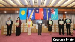 台湾外交部官员與马绍尔群岛、帕劳、图瓦卢及瑙鲁駐台大使2020年4月15日在台湾捐赠太平洋岛国医疗物资仪式上合影(台湾外交部网站)