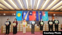 台湾外交部官员与马绍尔群岛、帕劳、图瓦卢及瑙鲁駐台大使2020年4月15日在台湾捐赠医疗物资仪式上合影。(台湾外交部网站)