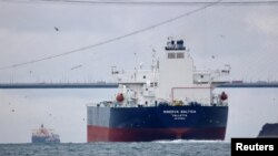 资料图片:悬挂马耳他国旗的原油油轮 Minerva Baltica 在伊斯坦布尔的博斯普鲁斯海峡航行。