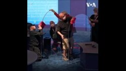 副总统候选人辩论现场安装透明玻璃隔板 副总统候选人辩论现场安装透明玻璃隔板