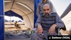 69岁的纳提克因为糖尿病而失去了一条腿,行动离不开轮椅。他的家人为了逃离战火,推着他走了三个小时。(美国之音德特默拍摄)