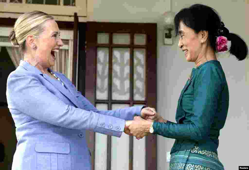 Ngoại trưởng Clinton đến thăm bà Aung San Suu Kyi tại tư gia của bà Suu Kyi ở Rangoon trong chuyến công du Miến Điện, 2/12/11