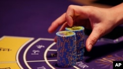 澳门一家赌场里赌桌上的筹码 (资料照片)