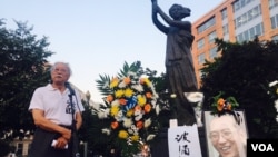 美国首都华盛顿100多名华人聚集在共产主义受难者纪念碑下悼念刘晓波,图为流亡作家郑义发言。(美国之音萧雨拍摄)