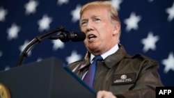 美国总统川普抵达日本后在横田空军基地对美军官兵发表讲话。(2017年11月5日)