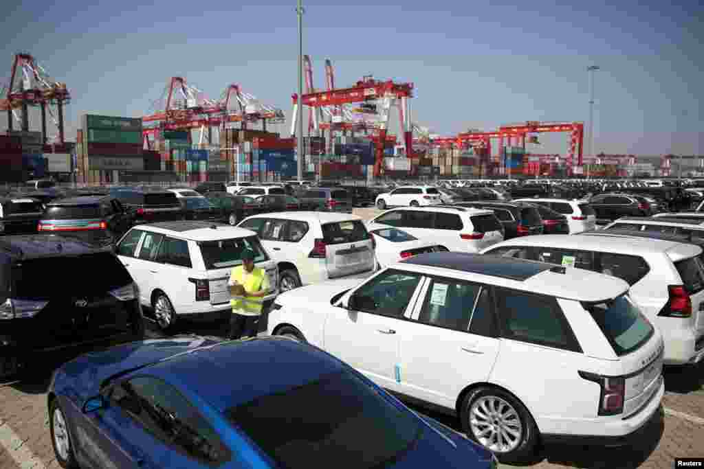 2018年5月23日,在中国山东省青岛市的一个港口,一名工人检查进口汽车。随着美中贸易战升级,从中国第二批加征收关税的清单来看,涉及的美国商品大多集中在工业和汽车制造业。过去多年来,美国对中国汽车所征关税比中国对美国汽车所征关税低得多。特朗普总统9月9日在推特上说:“美国如果向中国销售一辆汽车,要交25%的关税。中国如果向美国销售一辆汽车,缴纳2%的关税。难道有人认为这样公平?美国被其它国家占便宜的时代已经结束!”