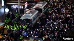 韩国首尔的抗议者在执政的人民力量党总部前集会要求弹劾韩国总统尹锡悦。(2024年12月10日)