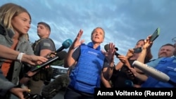 国际原子能机构总干事拉斐尔格罗西(Rafael Grossi)从扎波罗热核电站返回后与记者交谈。(路透社2022年9月1日。)