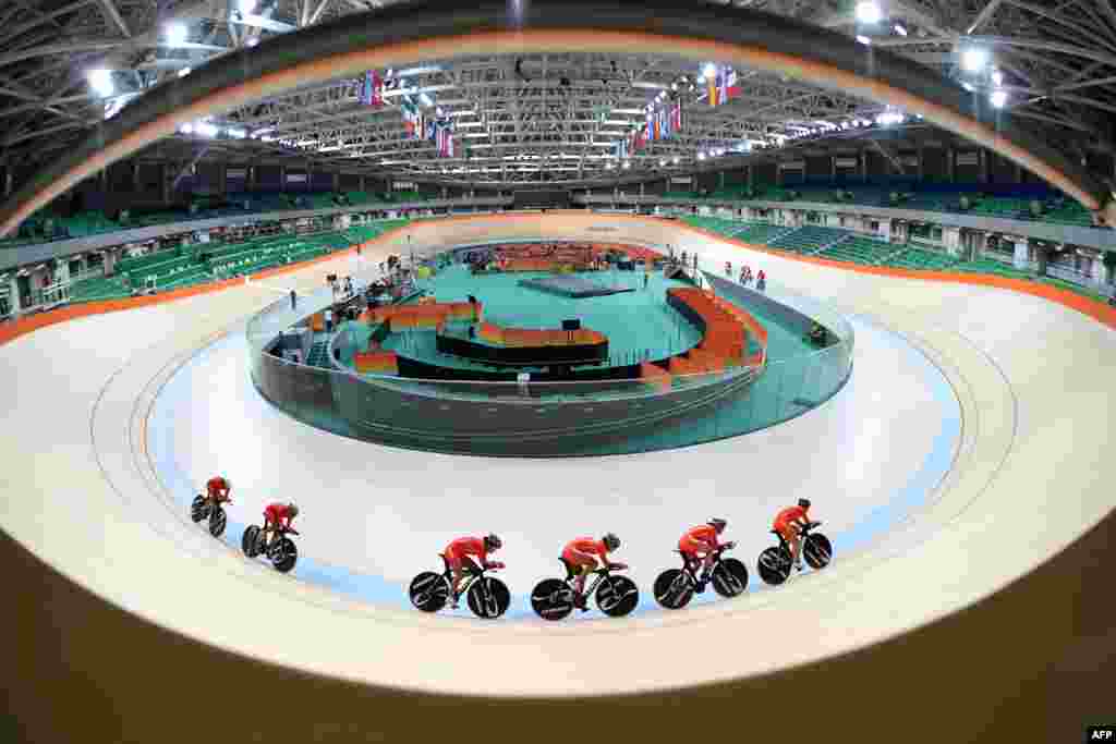 中国女子场地自行车队在里约的奥运体育馆练习(2016年8月5日))
