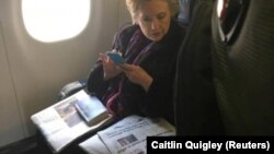 Cựu ứng viên Tổng thống Hillary Clinton lướt nhìn một hàng tít báo viết về vụ email cá nhân của Phó Tổng thống Mike Pence (Reuters)