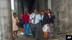 2024年10月3日,在得知英国同意将查戈斯群岛主权移交给毛里求斯后,以奥利维尔·班库尔特 (Olivier Bancoult) 为首的查戈斯人站在毛里求斯路易港的毛里求斯总理办公室外。