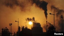 Khí thải carbon dioxide do con người xả vào bầu khí quyển Trái đất chính là nguyên nhân gây ra hiện tượng tăng nhiệt toàn cầu.