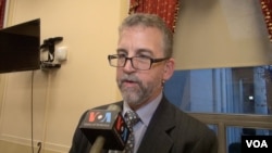 美国服装鞋业协会执行副主席史蒂芬·拉莫尔(Stephen Lamar)接受美国之音采访(美国之音记者魏之拍摄)