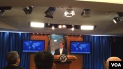 美国国务院发言人柯比2015年8月13日在记者会上 (美国之音张蓉湘拍摄)