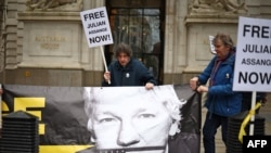 维基解密创始人朱利安·阿桑奇(Julian Assange)的支持者们2024年4月10日在英国伦敦示威。(法新社)