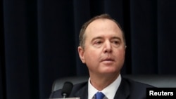 资料照:美国众议院情报委员会主席谢安达(Adam Schiff,又译亚当·希夫)在众议院情报委员会的一次听证会上听取发言。(2019年3月28日)