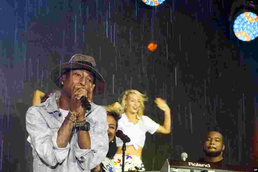 美国歌手法瑞尔·威廉姆斯(Pharrell Williams)在 NBC电视网的《今天》节目里演唱(2014年 )。他参加了在曼彻斯特举行的慈善音乐会。