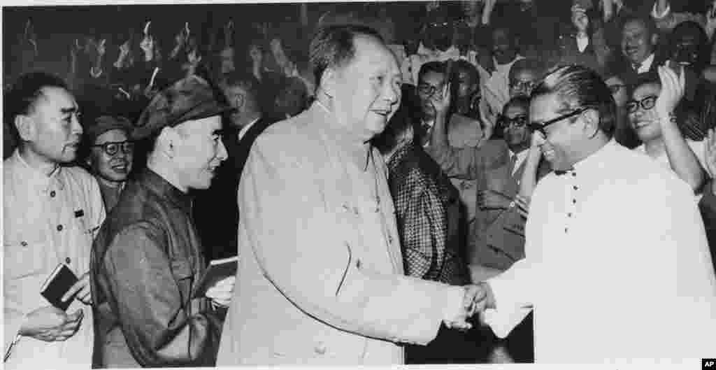 1967年6月9日,中共主席毛泽东和亚非作家组织的秘书长 R.D. Senanayake 握手,毛后面跟着毛的接班人林彪以及总理周恩来。