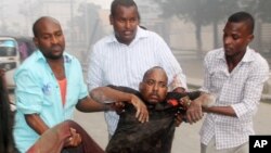 Người bị thương trong vụ tấn công khách sạn ở Mogadishu được đưa khỏi hiện trường hôm 25/6.