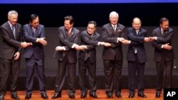 东盟峰会上各国领导人手拉手,左起:新加坡总理、泰国总理、越南总理、老挝总理、马来西亚总理、缅甸总理、文莱苏丹(2015年4月27日)