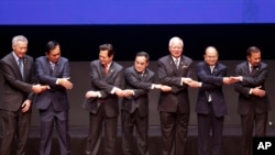 东盟峰会上各国领导人手拉手,左起:新加坡总理、泰国总理、越南总理、老挝总理、马来西亚总理、缅甸总理、文莱苏丹(2015年4月27日)