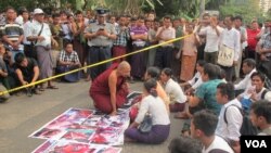 လက်ပံတောင်းတောင်ကြေးနီစီမံကိန်း အကြမ်းဖက်ဖြိုခွင်းခံရမှု တစ်နှစ်ပြည့်ဆန္ဒထုတ်ဖော်ပွဲ၊ ရန်ကုန်တွင်ပြုလုပ်စဉ်။ (နိုဝင်ဘာ ၂၉၊ ၂၀၁၃) သတင်းမှတ်တမ်း- ကိုအောင်ရဲမောင်မောင် (VOA)