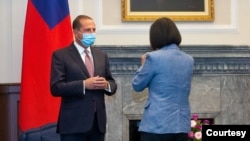 台湾总统蔡英文2020年8月10日在总统府会见到访的美国卫生部长阿扎尔(Alex Azar) (台湾中央社照片)