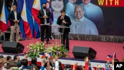 菲律宾前总统罗德里戈·杜特尔特近日突然访问香港,舆论猜测他试图逃避国际刑事法院的逮捕令。