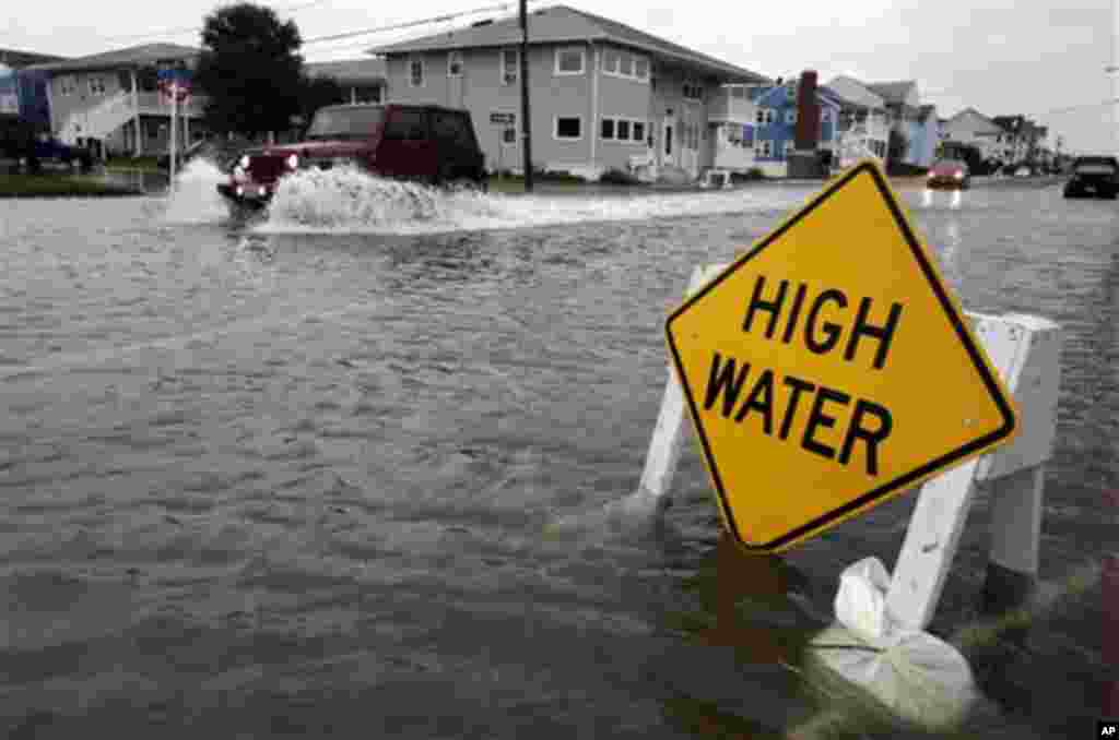 Một chiếc xe chạy qua khu vực bị ngập lụt ở Ocean City, Maryland, ngày 29/10/2012. 