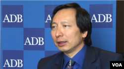 2016年4月6日,亚洲开发银行首席经济学家魏尚进接受美国之音采访。(美国之音任禹阳拍摄)