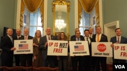 美国国会众议院中共问题特设委员会两党领袖与多位美国制造商负责人3月5日举行新闻发布会,聚焦讨论中国的不公平贸易行为。(美国之音记者李逸华拍摄)