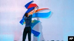 资料图:工作人员在修整2022年北京冬奥会的标志(2021年9月17日)