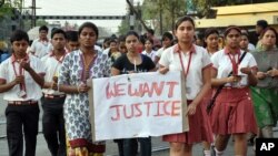 在今年早些时候在印度西孟加拉邦发生的一起修女被强奸事件中,拉纳加特市耶稣和玛丽修道院学校学生举行“讨回争议!”的示威抗议。(资料照)