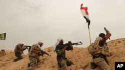 Những chiến binh thuộc Lữ đoàn Badr dân quân Shia đụng độ với những kẻ chủ chiến Nhà nước Hồi giáo tại tiền tuyến ở ngoại vi thành phố Fallujah, tỉnh Anbar, Iraq, ngày 1 tháng 6, 2015.