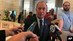 前纽约市长布隆伯格2019年11月12日在阿肯色州递交文件,参加该州明年3月3日举行的初选。