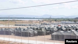 资料照片:关塔那摩湾海军基地的移民拘留帐篷。(2025年2月21日)