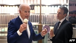 美国总统拜登2024年2月26日在光顾纽约市一家冰激淋店时回答了记者有关以哈停火谈判的提问。(法新社)