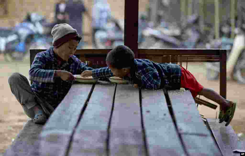 Các em bé sắc tộc Kachin tại trại dành cho những người phải dời cư bên trong Miến Điện. Trại này nằm ở Myitkyina, phía bắc bang Kachin.